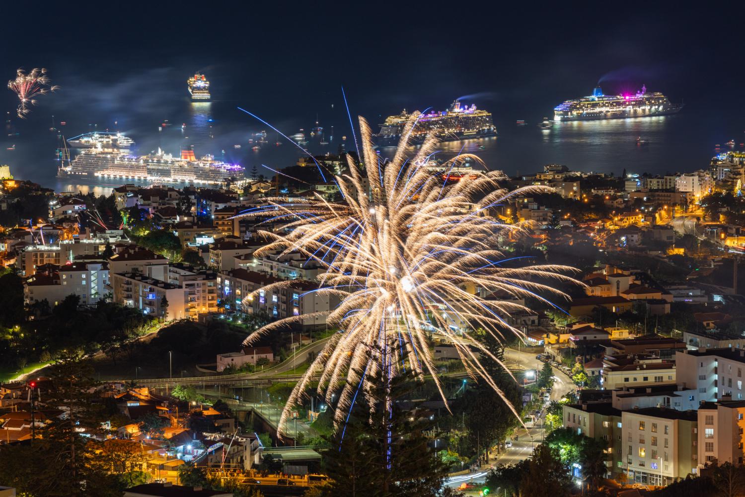 Olá, 2025: as 24 fotos que mostram como foi a passagem de ano no Funchal