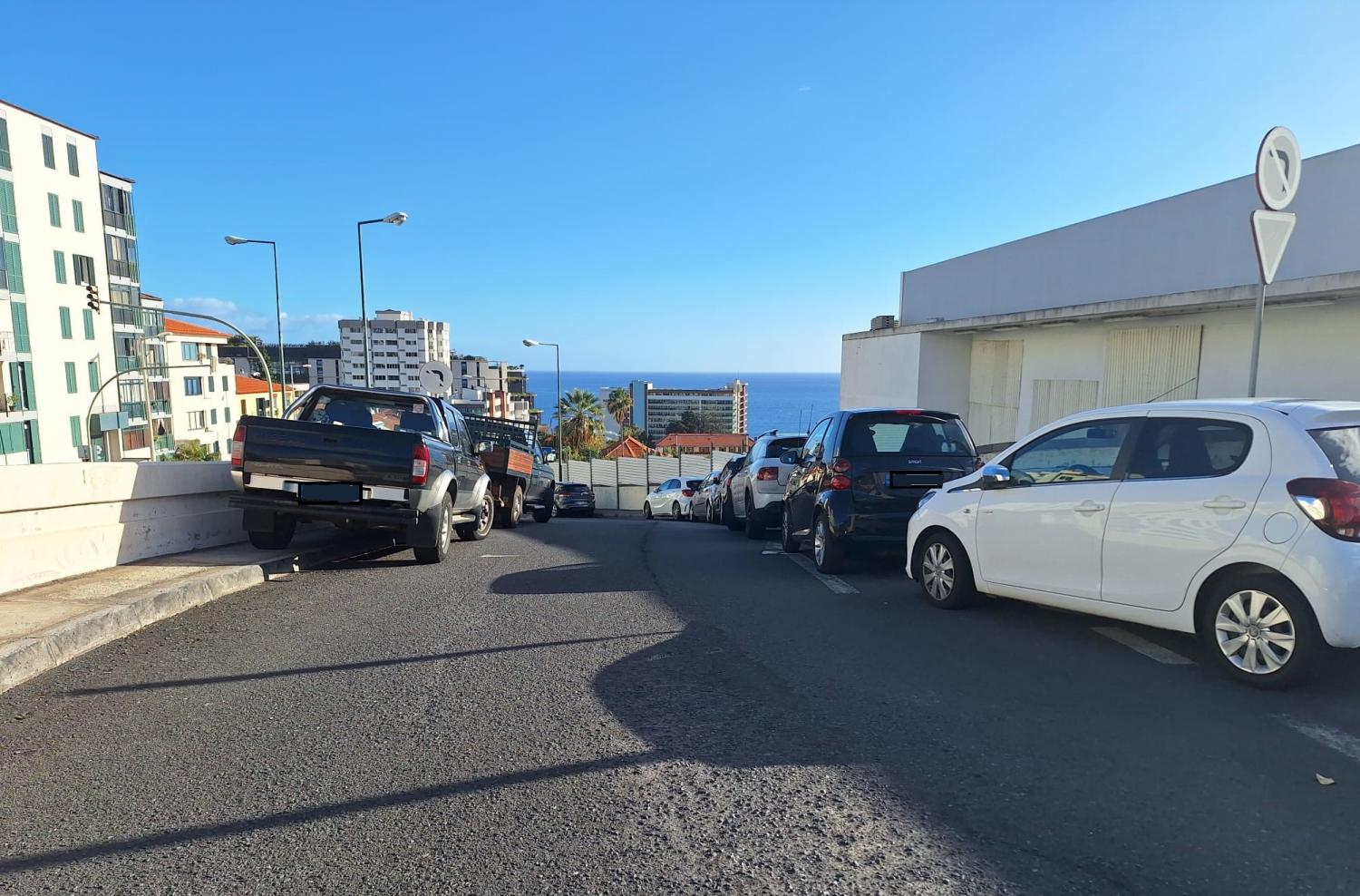 estacionamentos abusivos junto ao hospital.