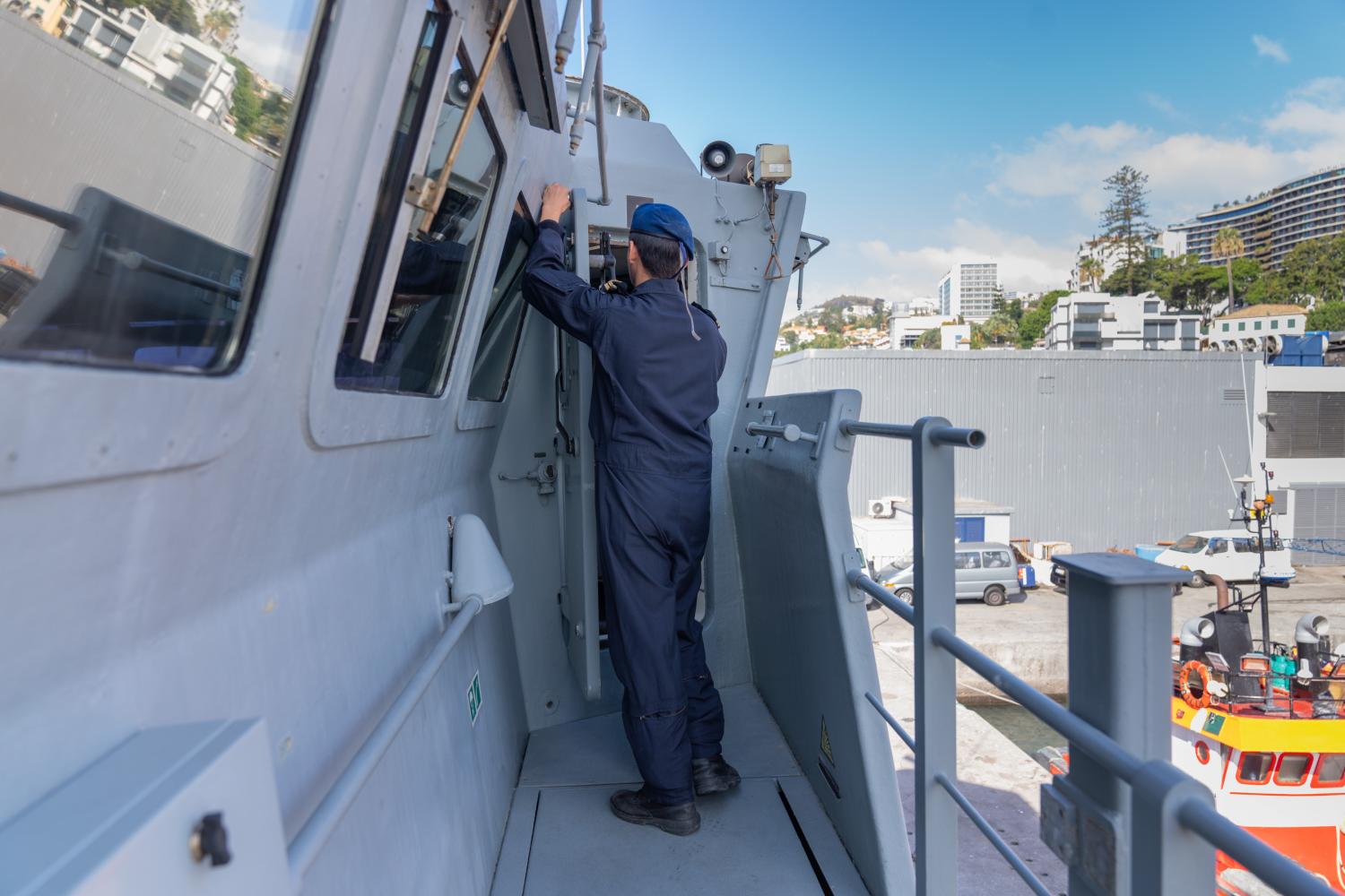 Os militares colocados poderão prestar serviço em terra ou em Unidade Naval.