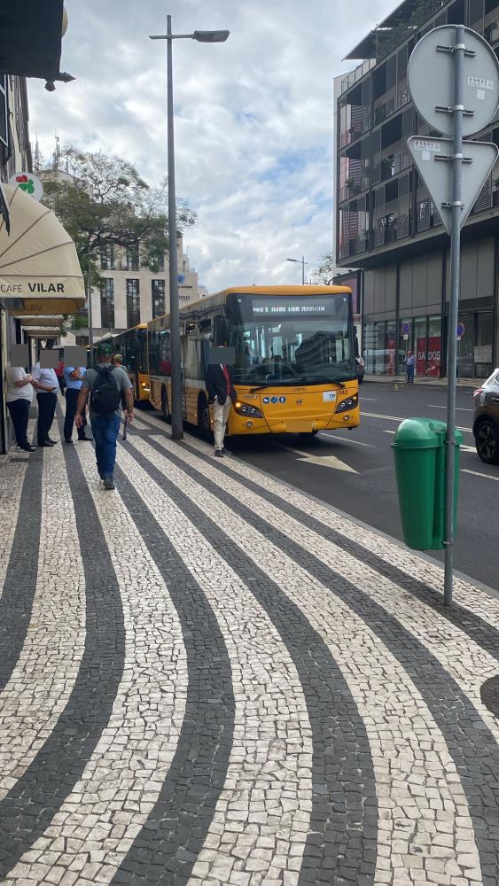 Autocarro e veículo ligeiro envolvidos em acidente junto ao Plaza (com fotos)