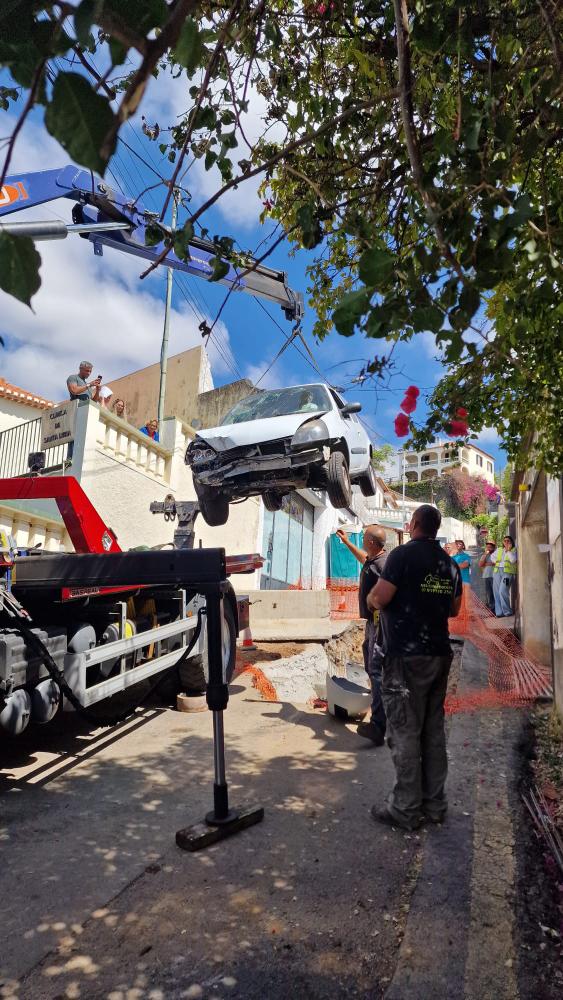 Acidente na Torrinha deixa veículo preso numa vala (com fotos e vídeo)