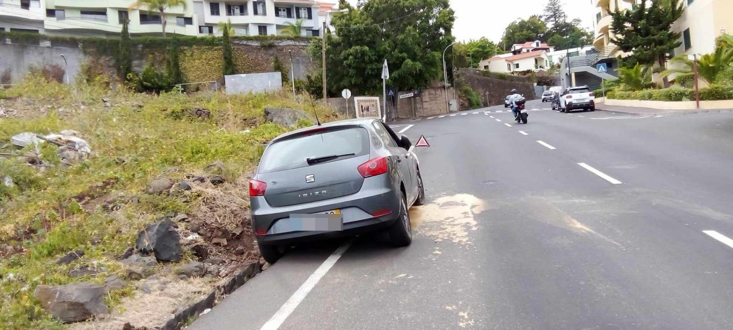 Capotamento na Nazaré mobiliza bombeiros e PSP (com fotos)