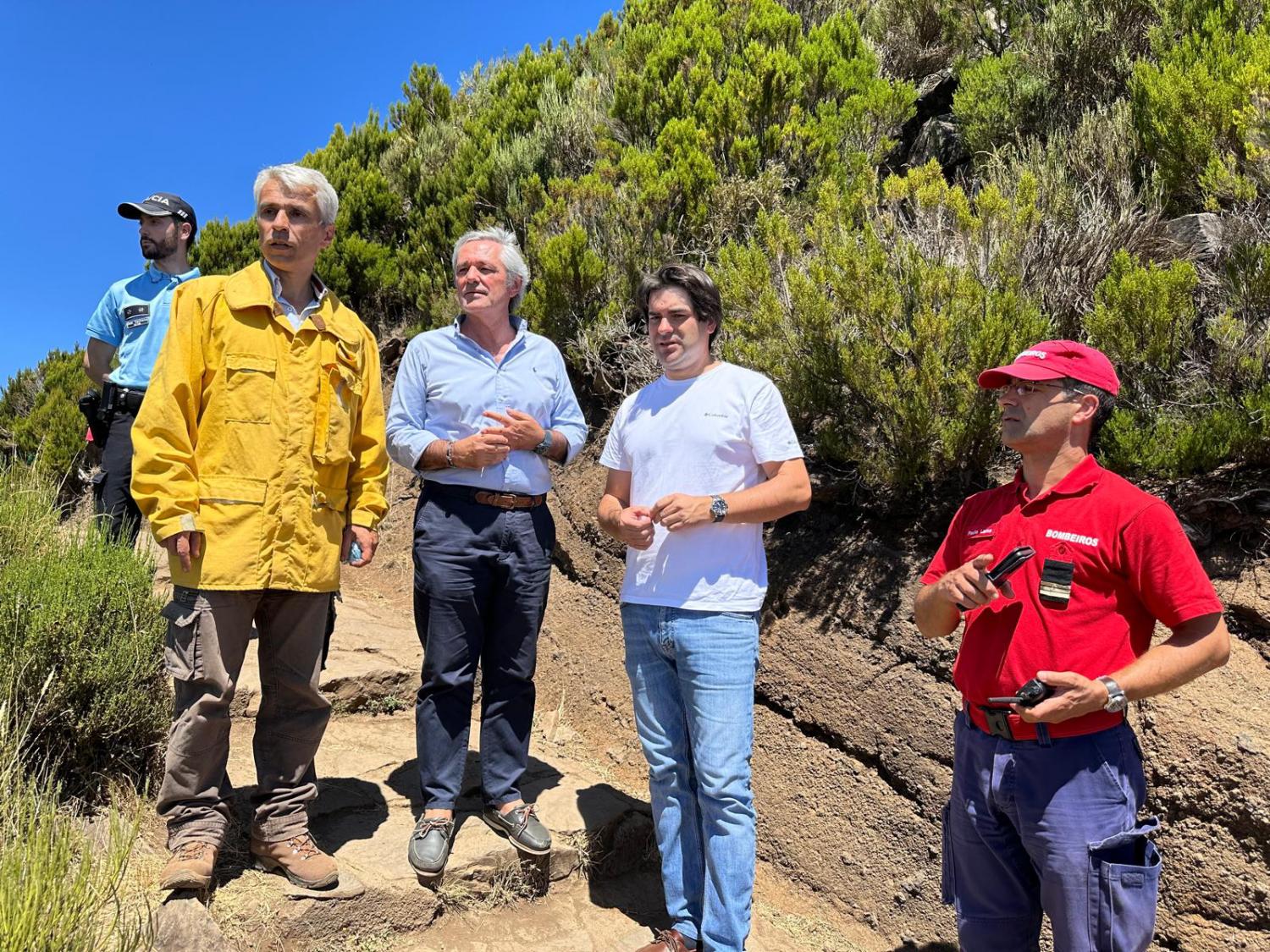 Incêndios: Presidente da Assembleia acompanha de perto trabalhos no Pico Ruivo (com fotos e vídeo)