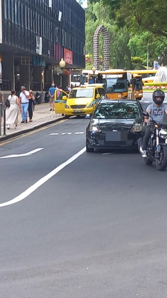 Veículos mal parados voltam a condicionar passagem de autocarros na Avenida Arriaga