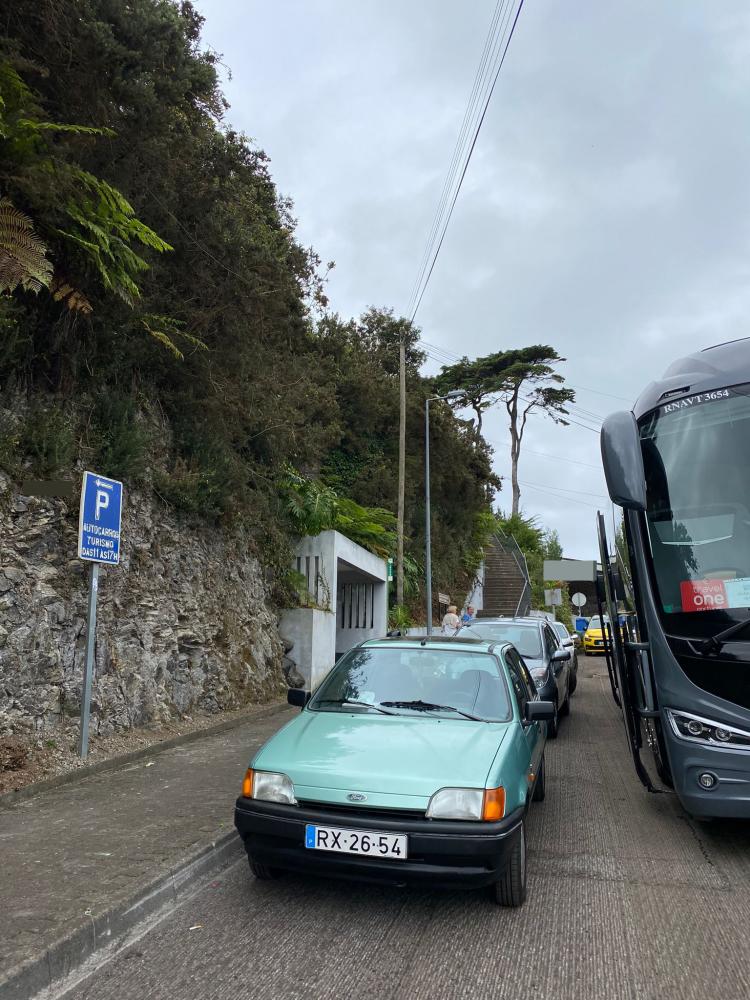 Estacionamento indevido impossibilita paragem de autocarros de turismo no Miradouro do Guindaste e na Portela (com fotos)