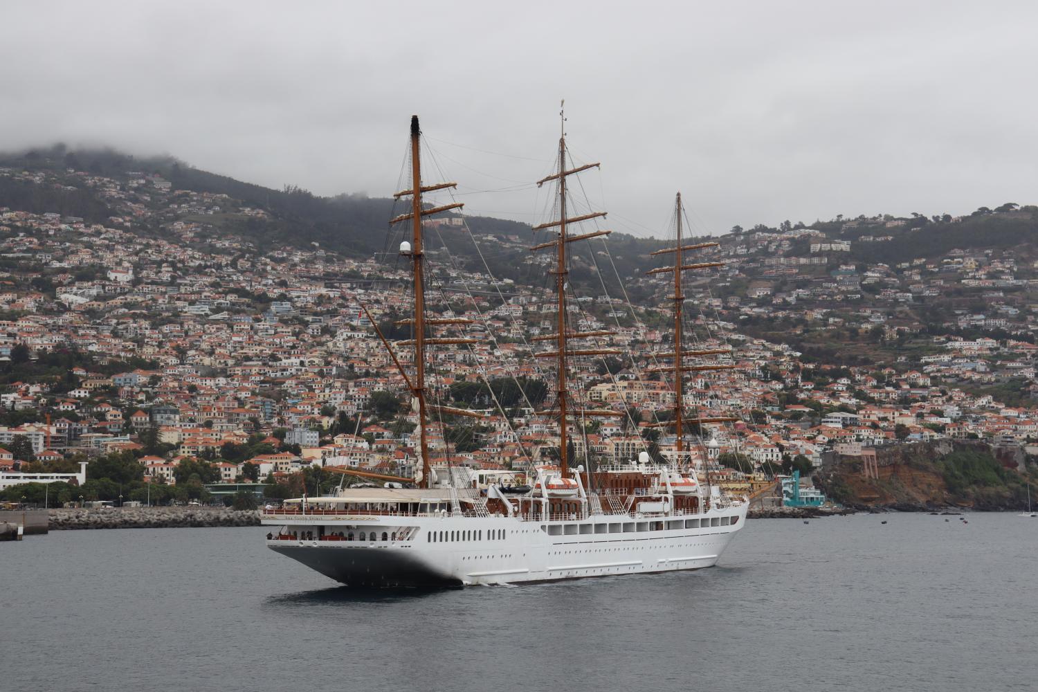 Luxuoso Sea Cloud Spirit atraca no Porto do Funchal