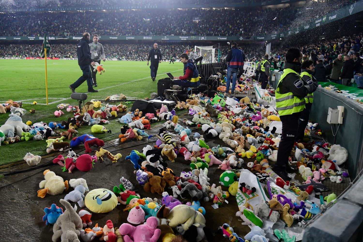 A ‘Chuva de Peluches’ é uma tradição, por altura do Natal, no Estádio do Betis, em Sevilha.