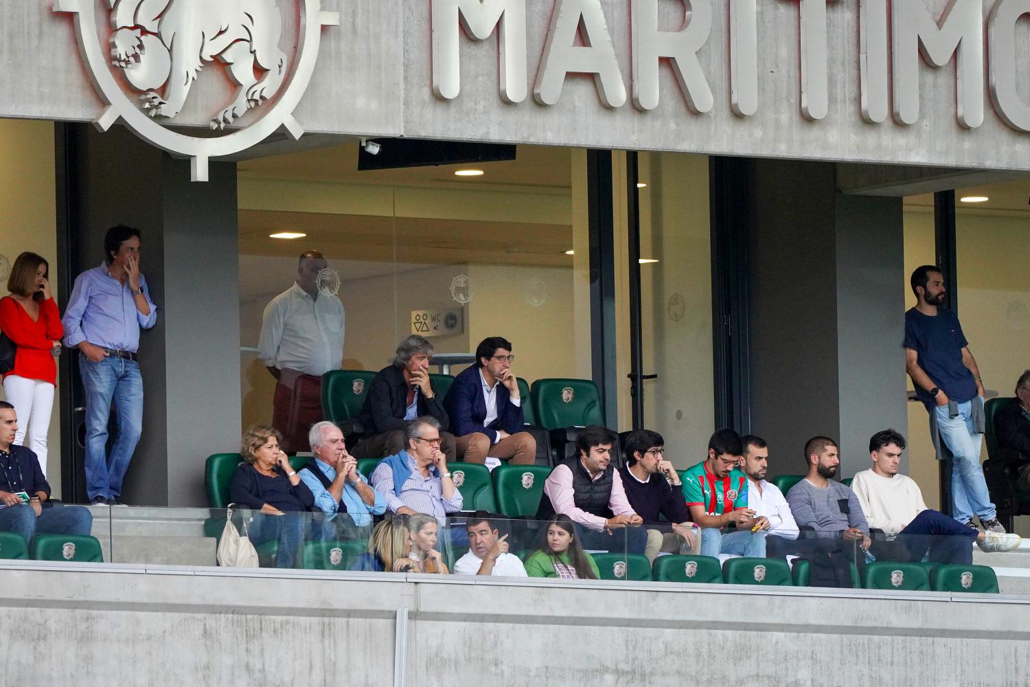 João Moura (o 3.º sentado à direita) esteve este domingo nos Barreiros a assistir ao Marítimo-Benfica B.