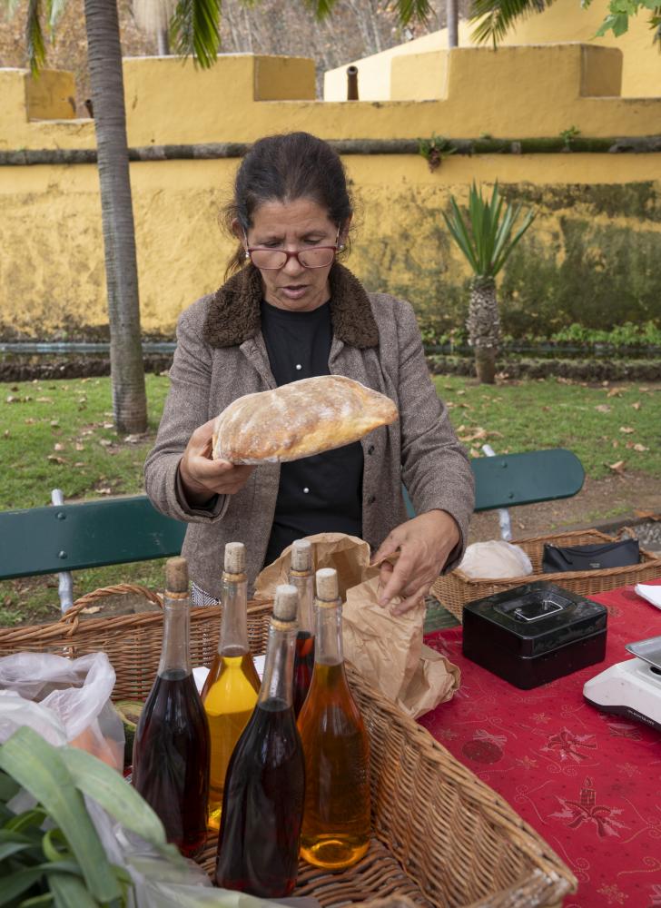 Dolores Viveiros, comerciante, tem uma banca de venda de produtos alimentares, onde reina o pão caseiro.