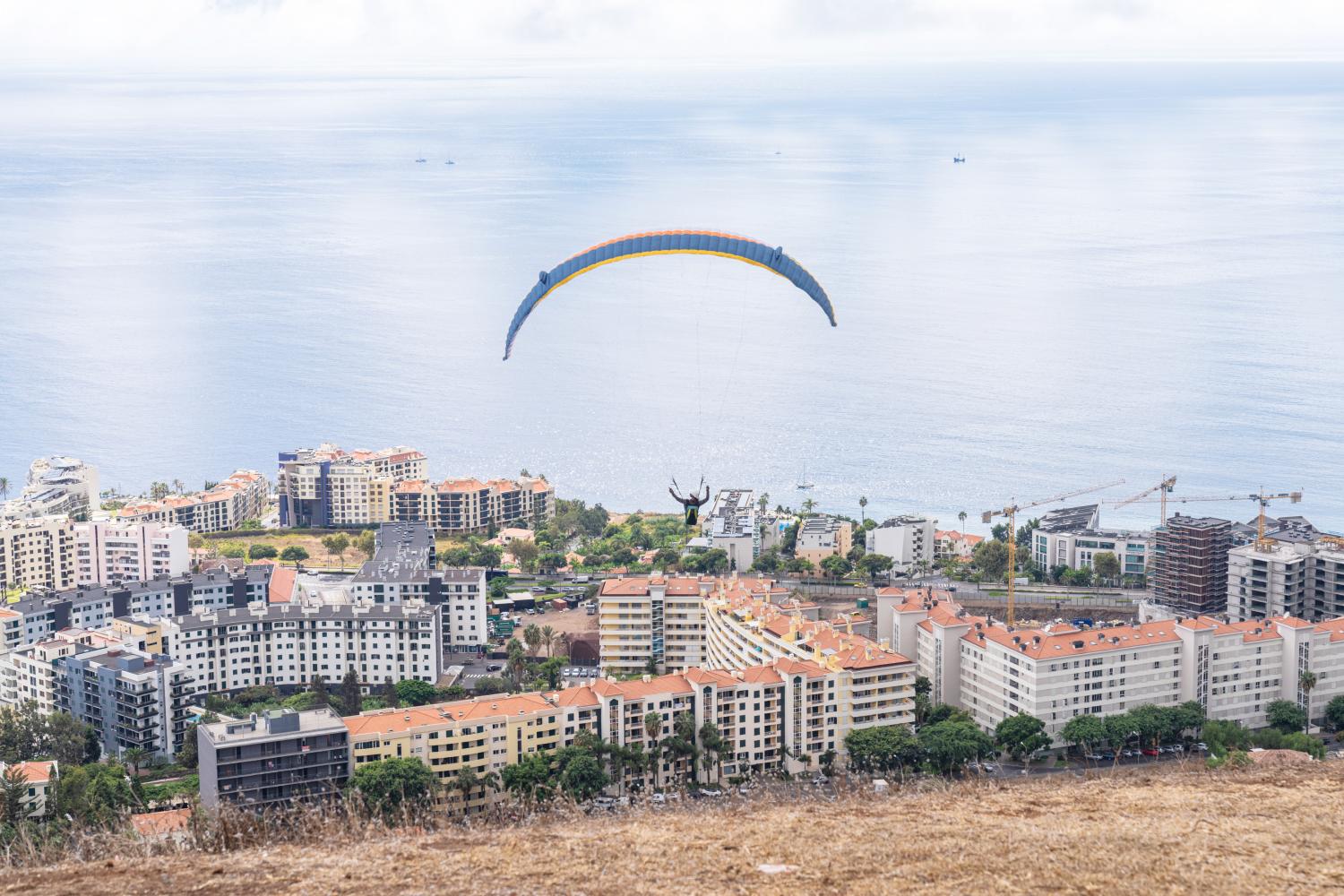 Pico da Cruz e Praia Formosa à distância de um voo livre