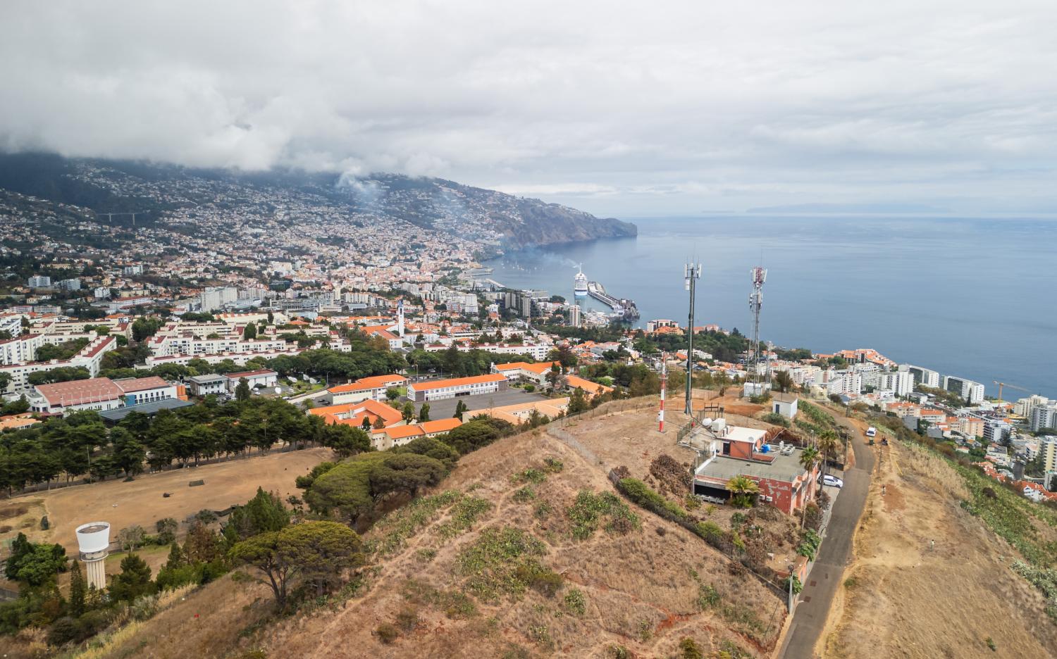 Pico da Cruz e Praia Formosa à distância de um voo livre