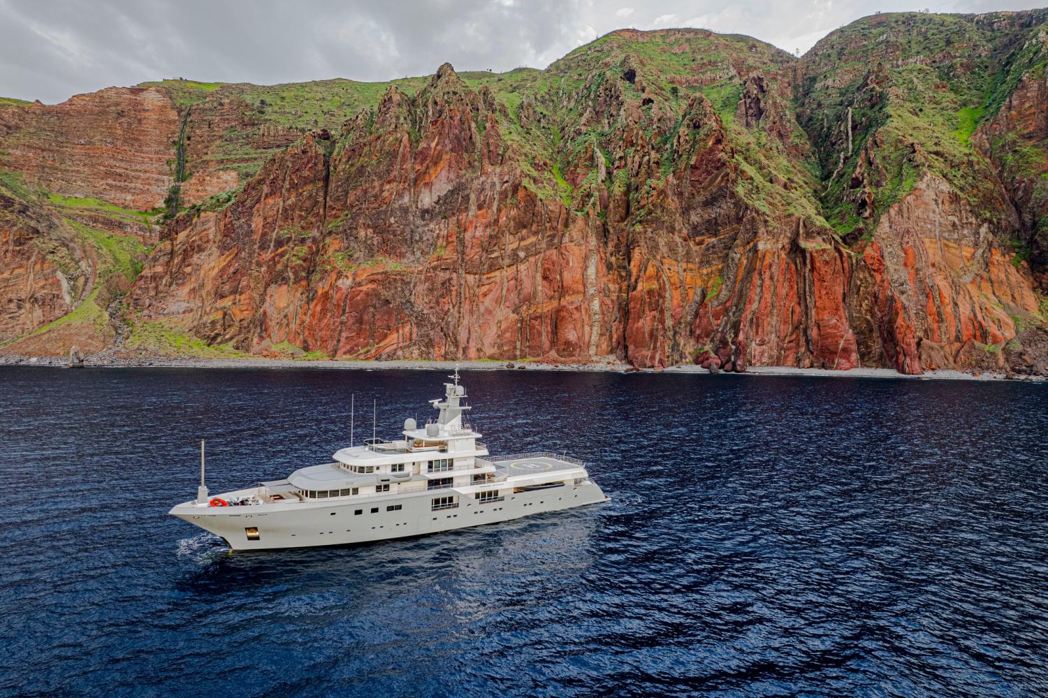 Mega-iate chama a atenção nos mares da Madeira