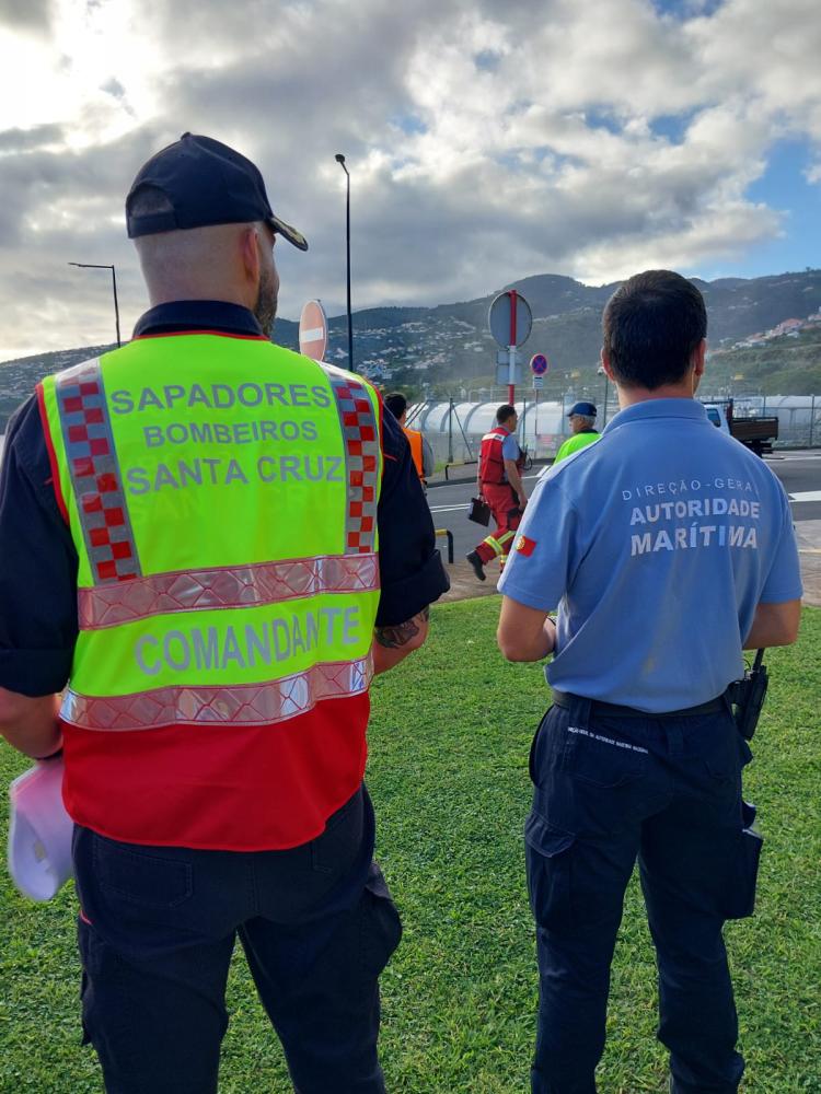 Autoridade Marítima em exercício de combate à poluição do mar em Santa Cruz