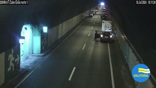 Viaturas estão paradas dentro do túnel do Cabo Girão