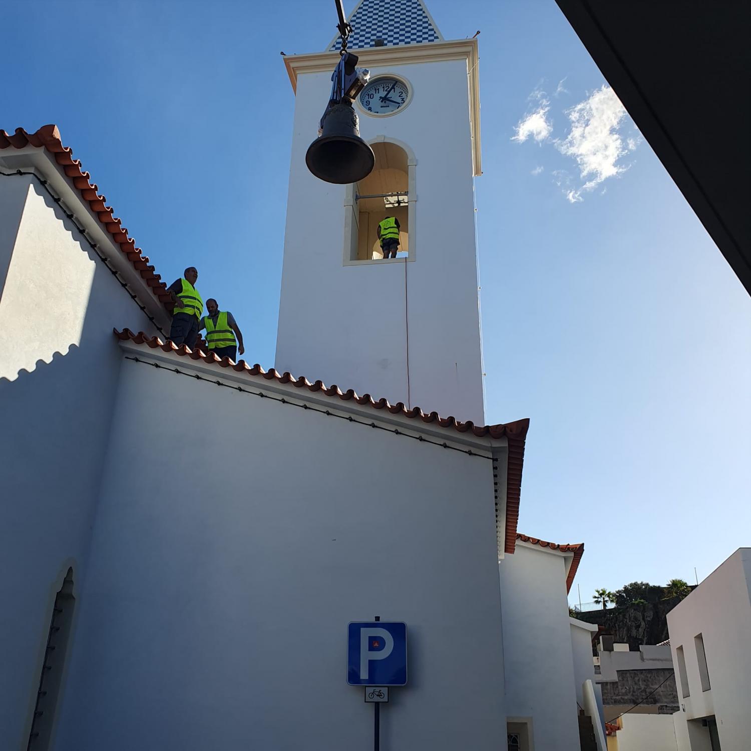 Sinos da igreja de São Sebastião voltam a ser colocados na torre (com fotos)