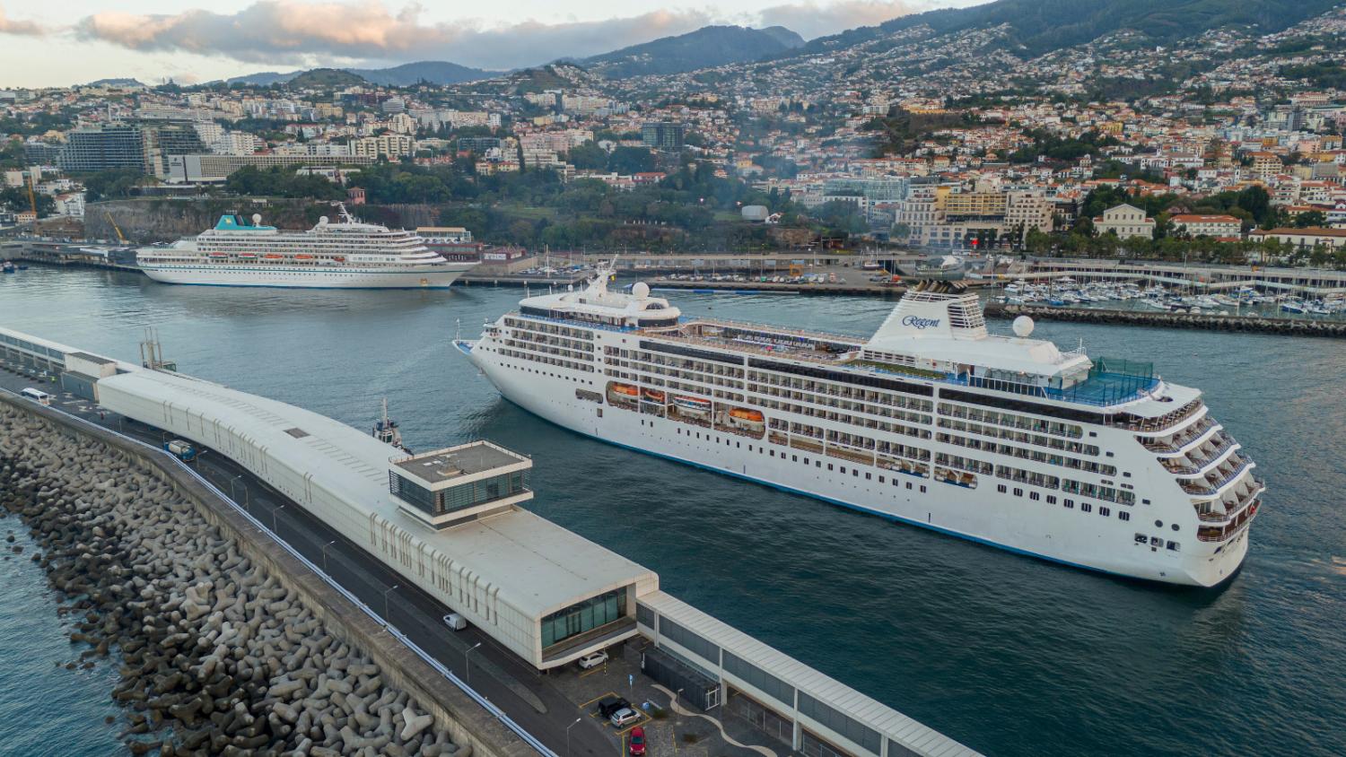 ‘Amera’ e ‘Seven Seas Mariner’ ornamentam Porto do Funchal (com fotos)