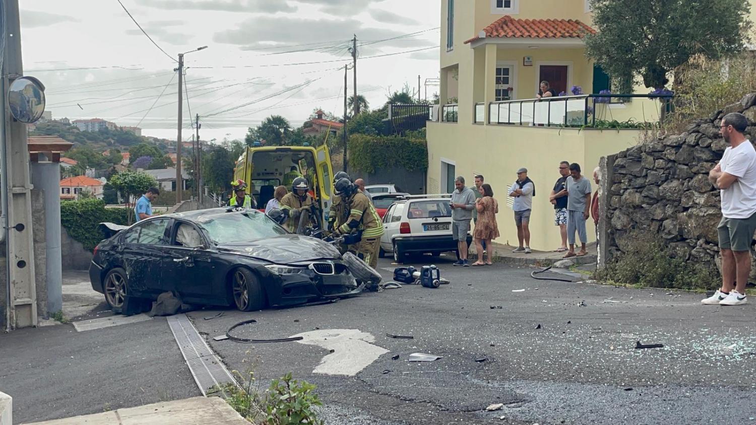 Despiste aparatoso no Caniço deixa mulher ferida (com fotos)