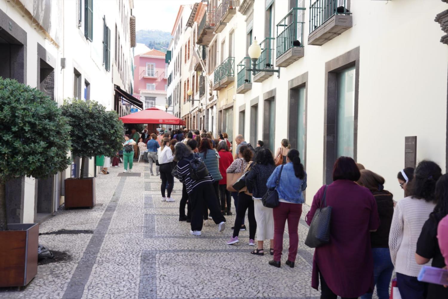 Uma longa fila aguarda na Rua do Esmeraldo.