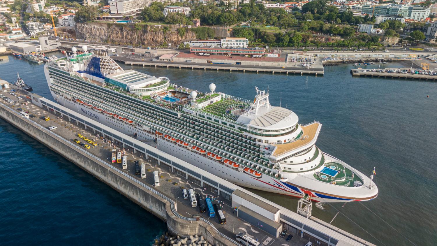 ‘Ventura’ encerra as escalas de julho no Porto do Funchal (com fotos)