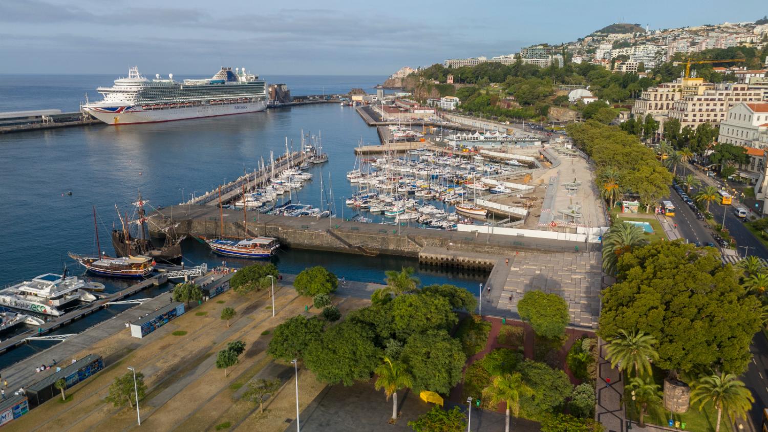 ‘Ventura’ encerra as escalas de julho no Porto do Funchal (com fotos)