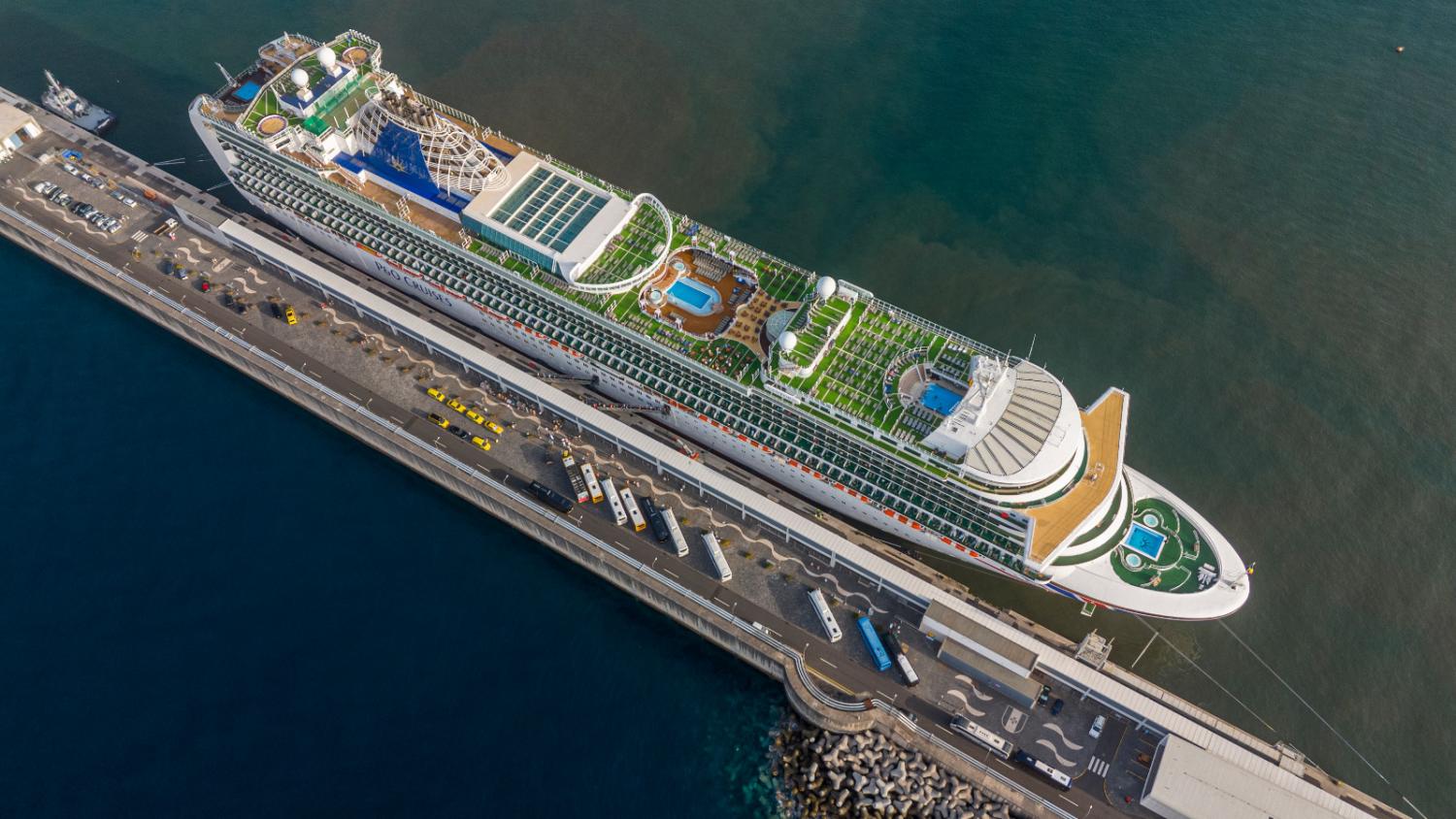 ‘Ventura’ encerra as escalas de julho no Porto do Funchal (com fotos)