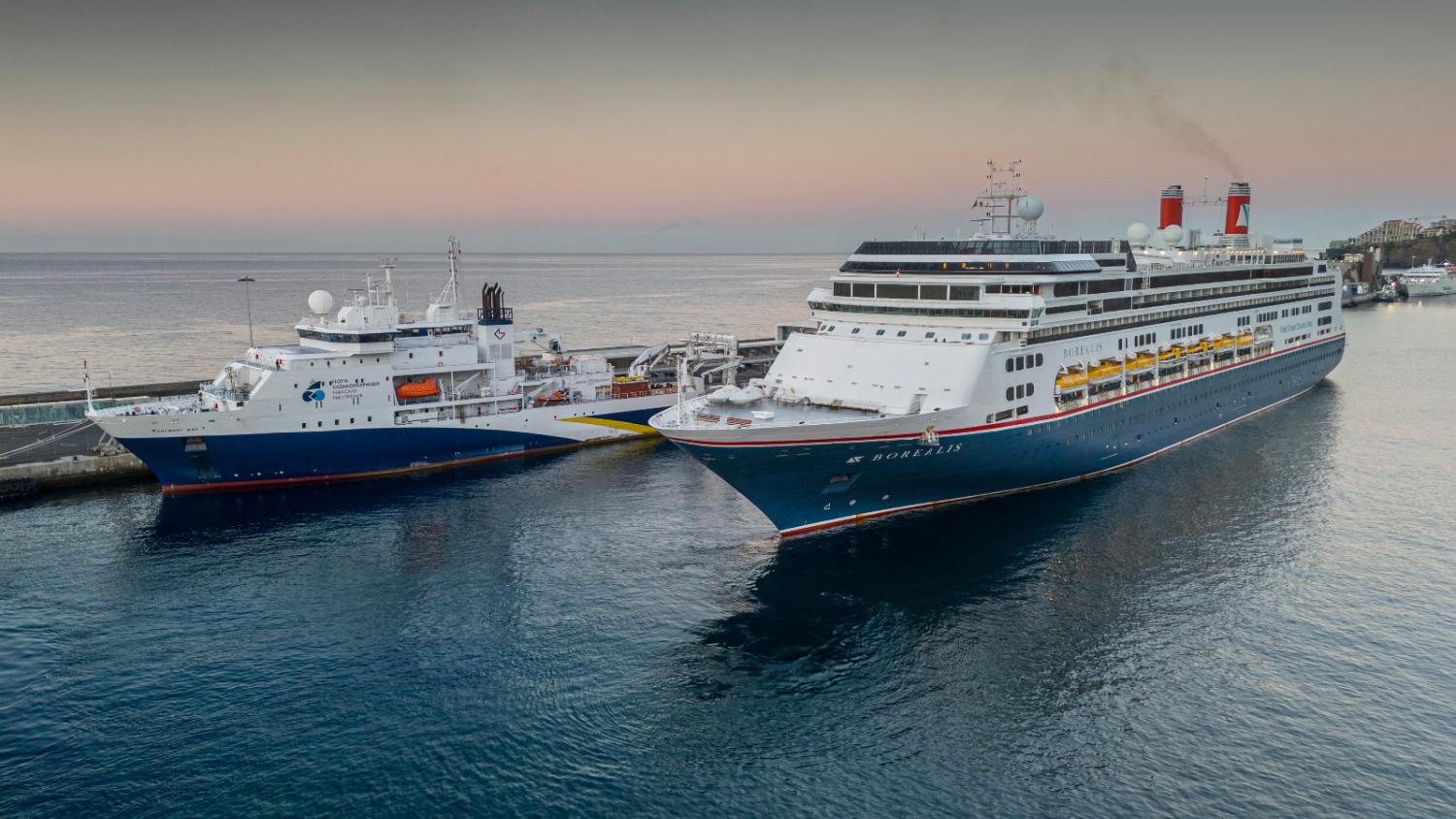 ‘Borealis’ embeleza Porto do Funchal na primeira escala de agosto (com fotos)