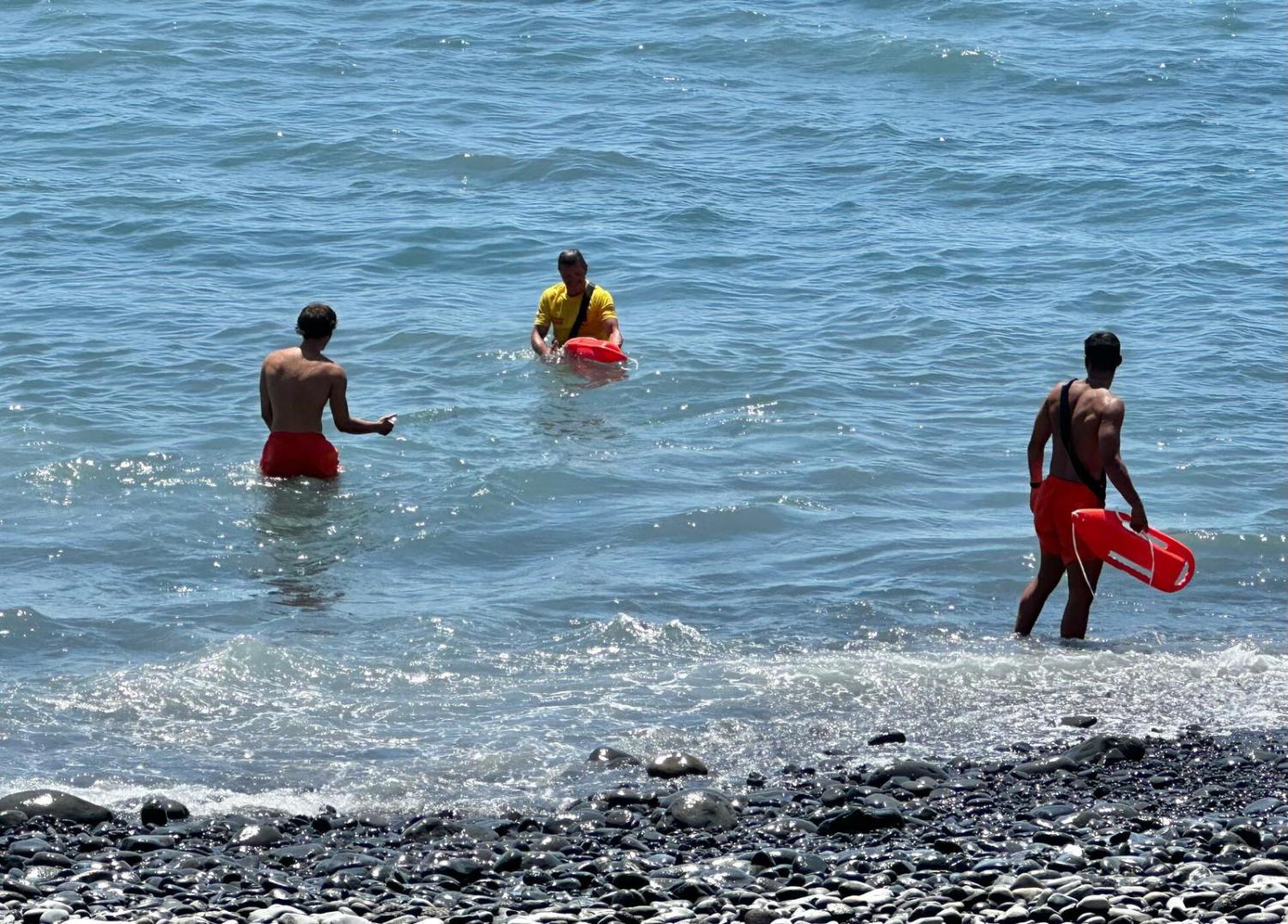 Banhistas ignoram bandeira amarela na Praia do Vigário e acabam por ser socorridos (com fotos e vídeo)