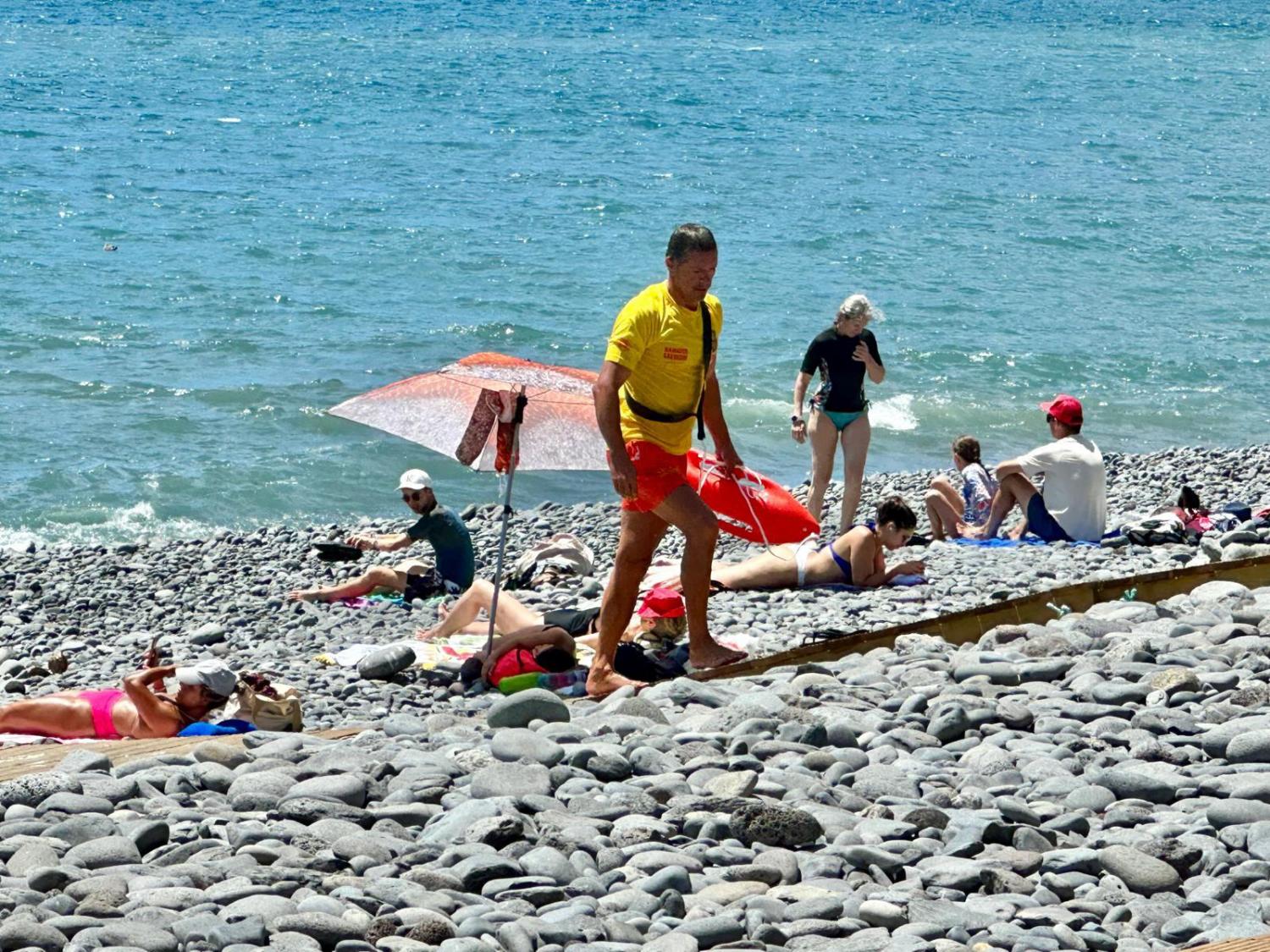 Banhistas ignoram bandeira amarela na Praia do Vigário e acabam por ser socorridos (com fotos e vídeo)