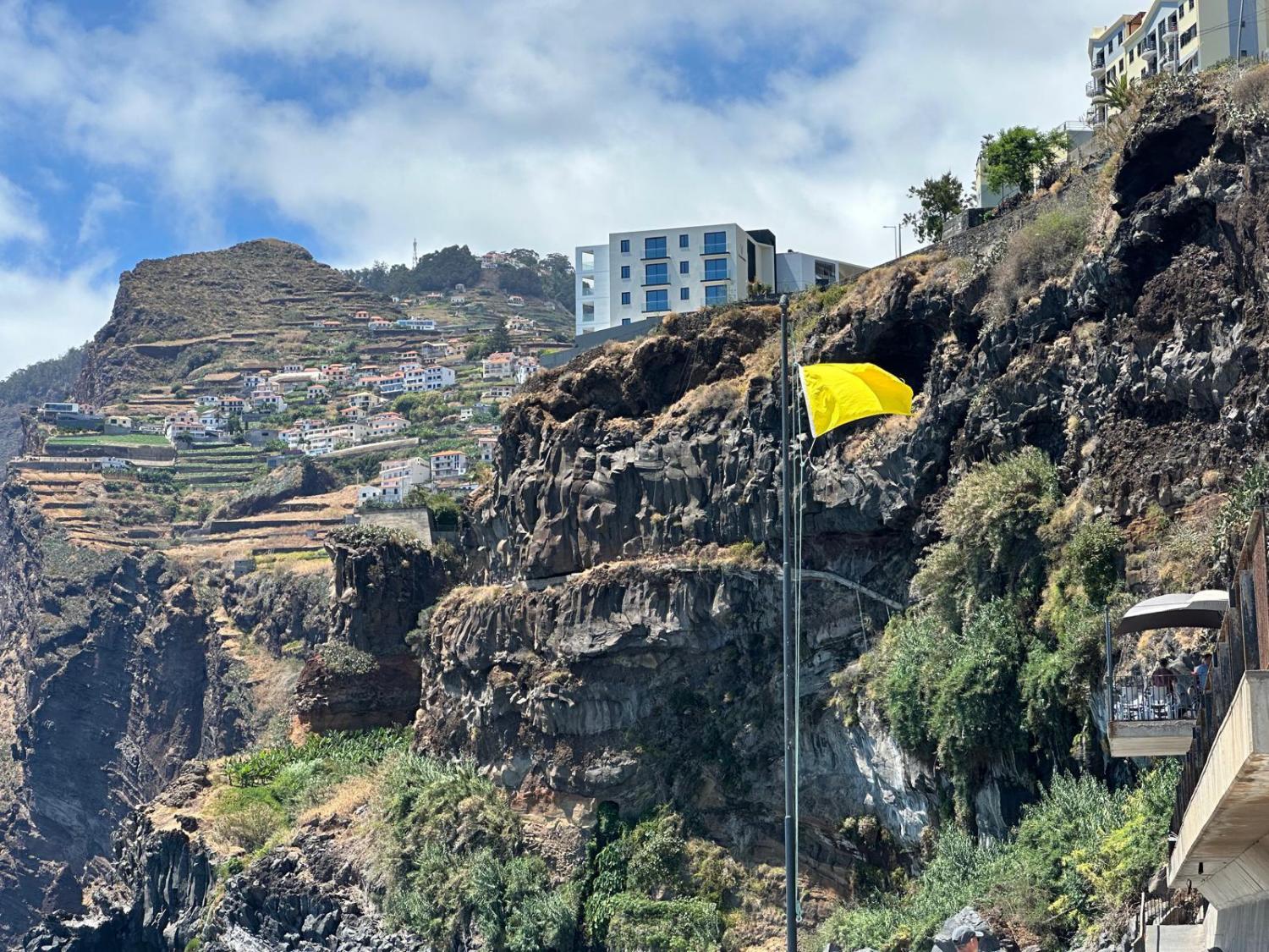 Banhistas ignoram bandeira amarela na Praia do Vigário e acabam por ser socorridos (com fotos e vídeo)