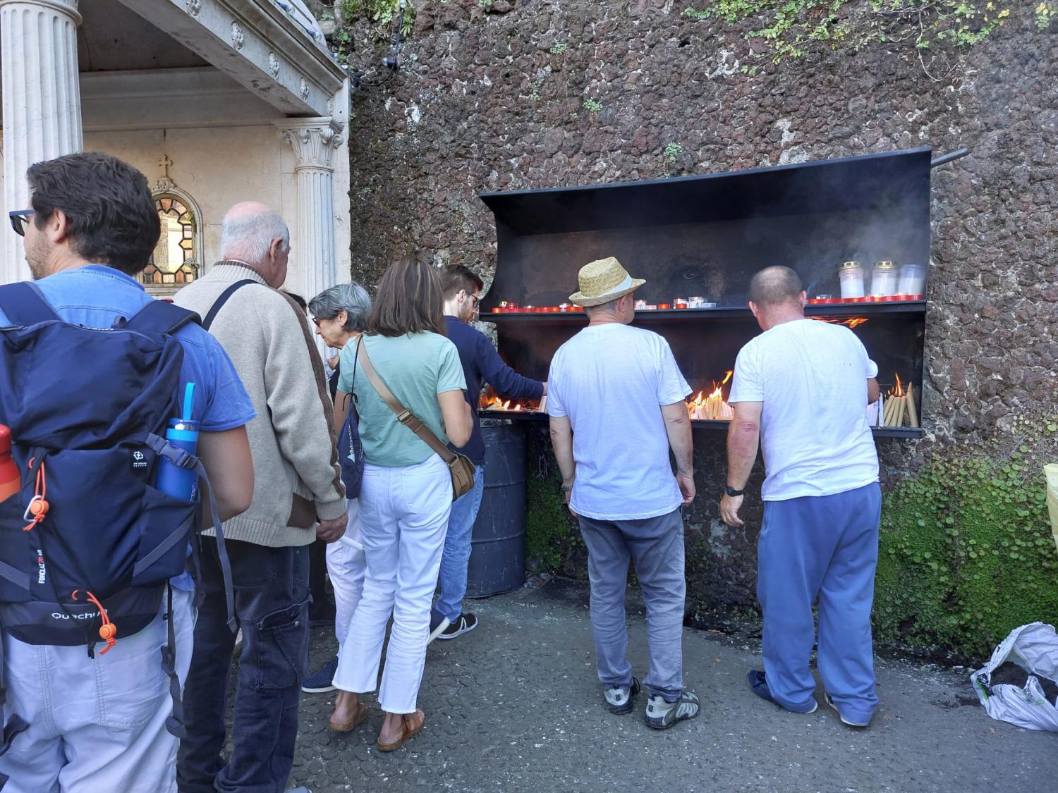 Fiéis depositam velas em honra da padroeira da Madeira.