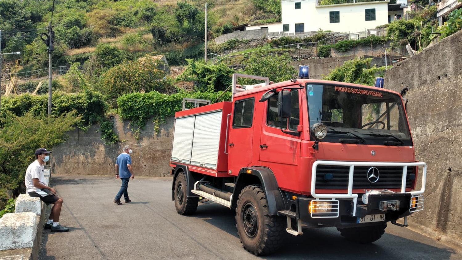 Dezenas de pessoas ‘preparadas’ para defender as suas casas na Serra de Água