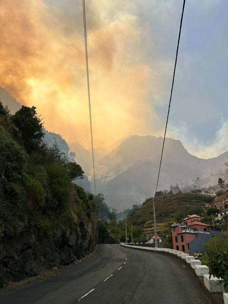 Estrada da Encumeada fechada pela PSP; chamas não param de ganhar terreno nas serras da Serra de Água