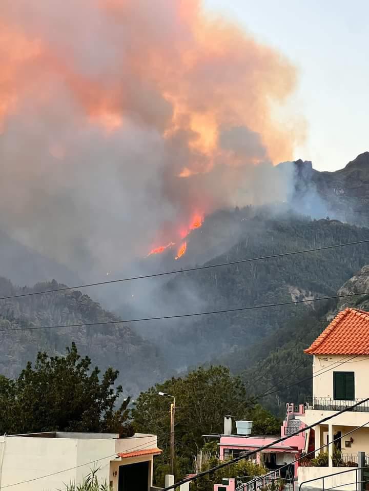 Incêndio no Curral das Freiras preocupa e autarquia pede reforço de meios (com fotos e vídeo)