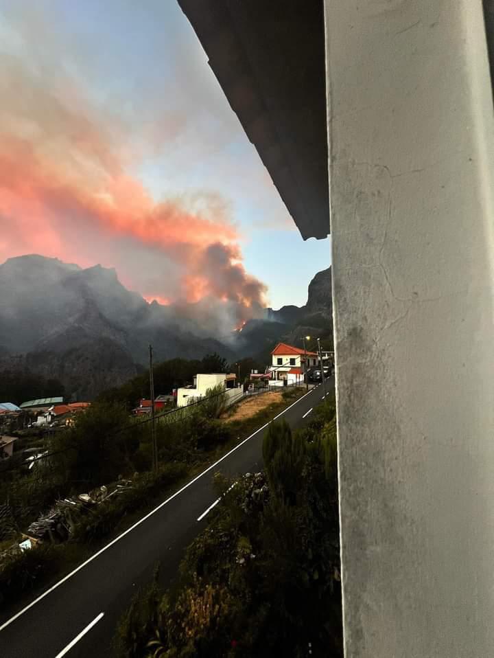 Incêndio no Curral das Freiras preocupa e autarquia pede reforço de meios (com fotos e vídeo)