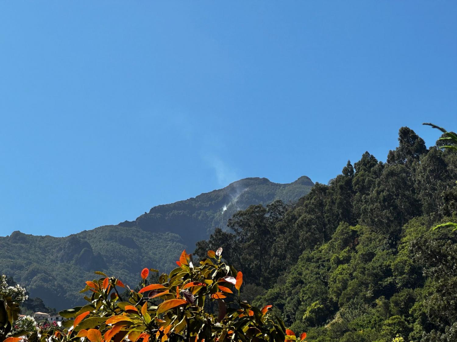 Incêndio continua a preocupar em São Vicente (com fotos)