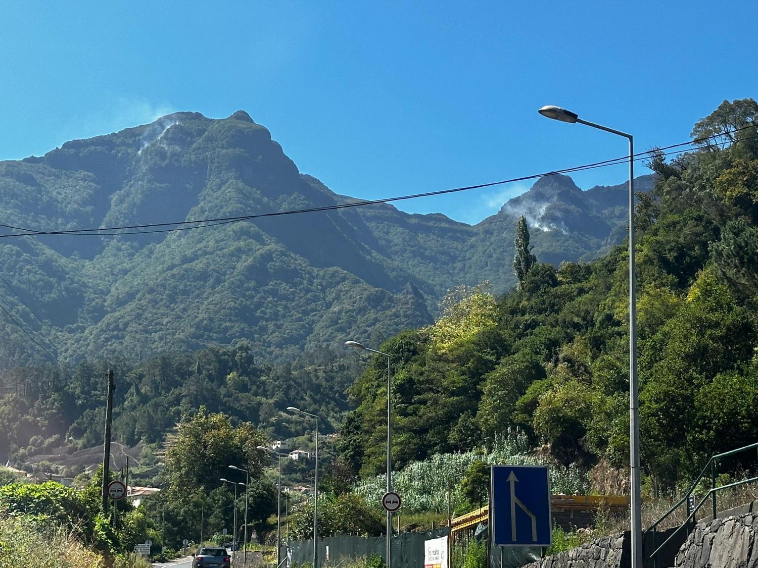 Incêndio continua a preocupar em São Vicente (com fotos)