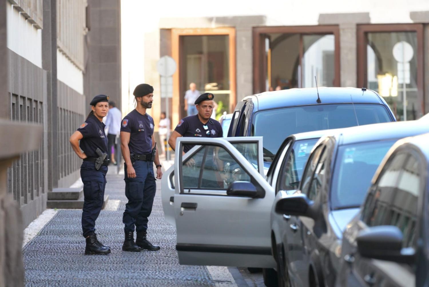 Julgamento de caso de droga e interrogatório de detidos agitam manhã no Palácio da Justiça