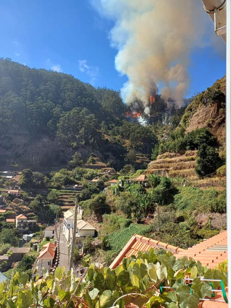 Incêndio no sítio da Furna, Ribeira Brava, mobiliza bombeiros