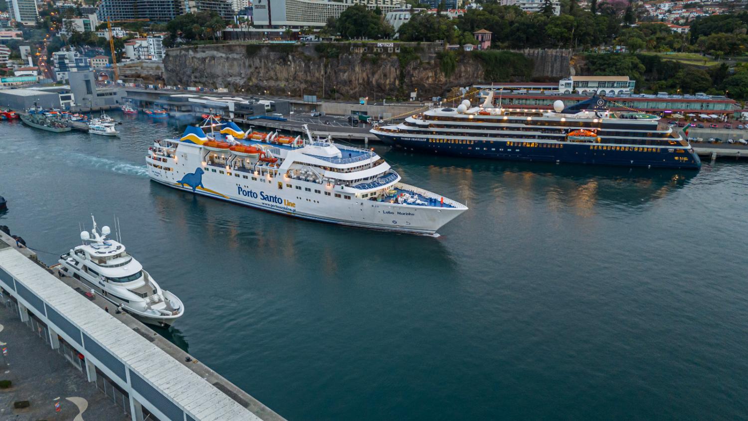 Funchal recebe ‘World Traveller’ vindo do Porto Santo (com fotos)