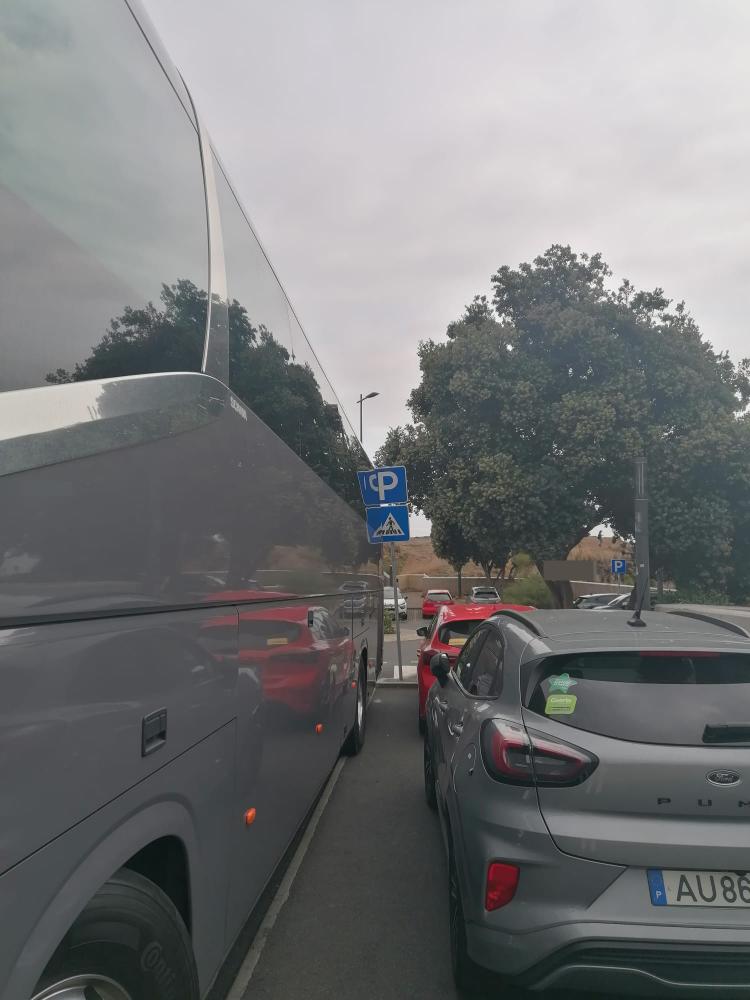 Estacionamento indevido impossibilita paragem de autocarros de turismo no Miradouro do Guindaste e na Portela (com fotos)