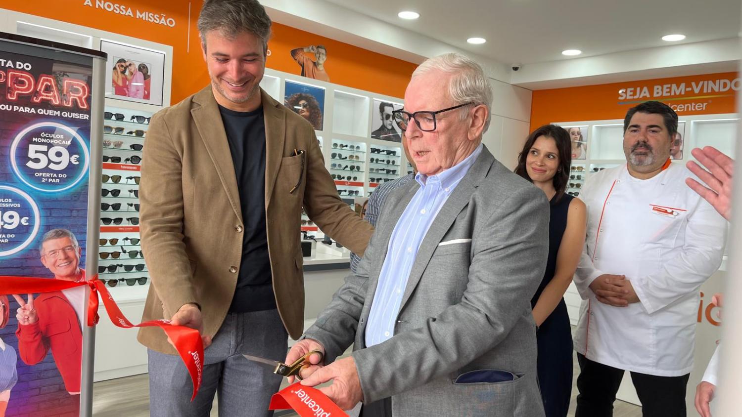 Alberto Caires, fundador da Alberto Oculista, foi quem cortou a simbolica fita, juntamente com o filho Miguel Caires.