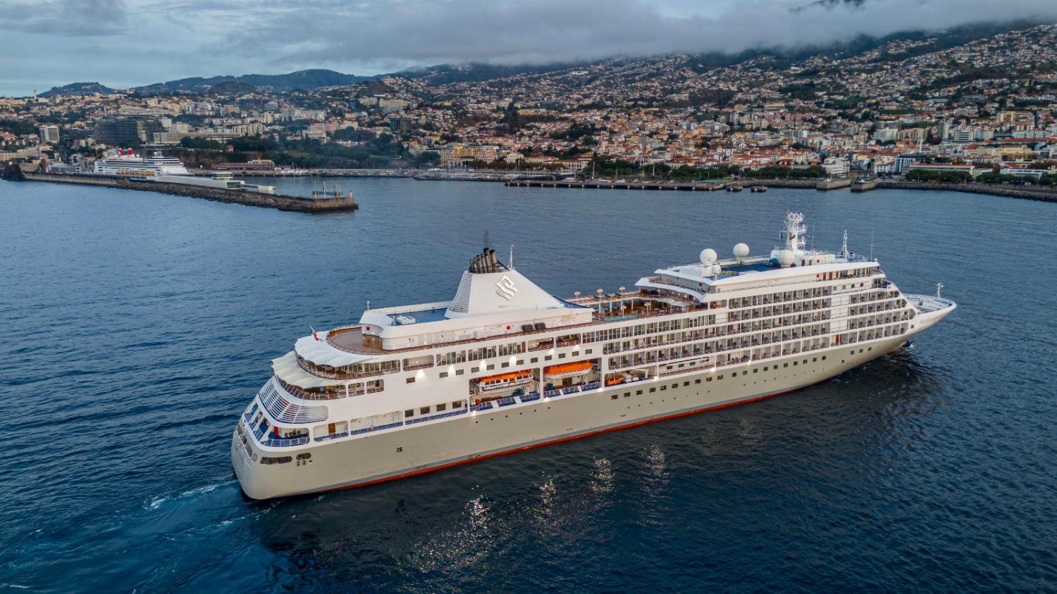 ‘Gigantes dos mares’ dominam Porto do Funchal (com fotos)