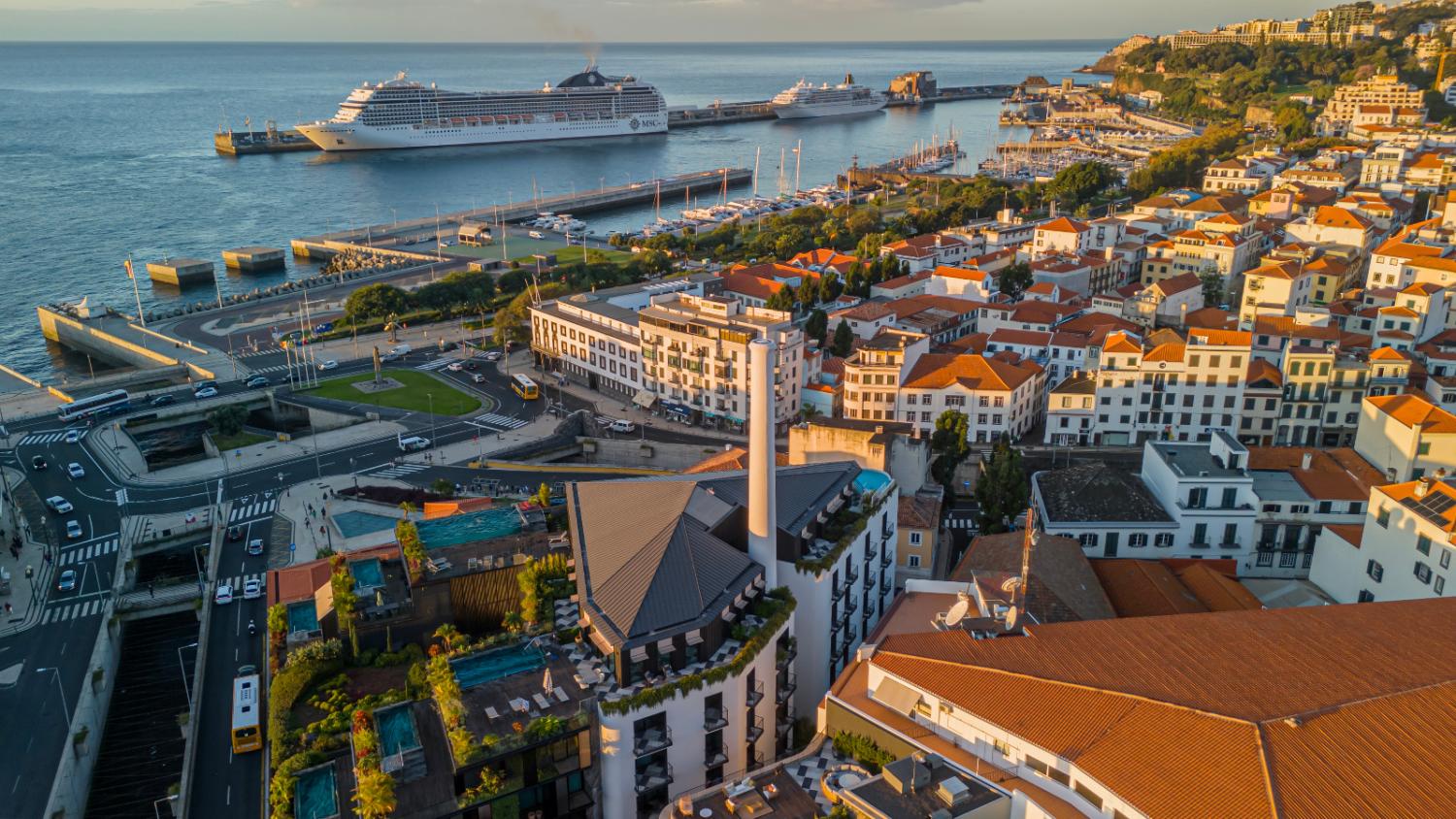 Cruzeiros Amadea e MSC Poesia compõem porto do Funchal (com fotos)