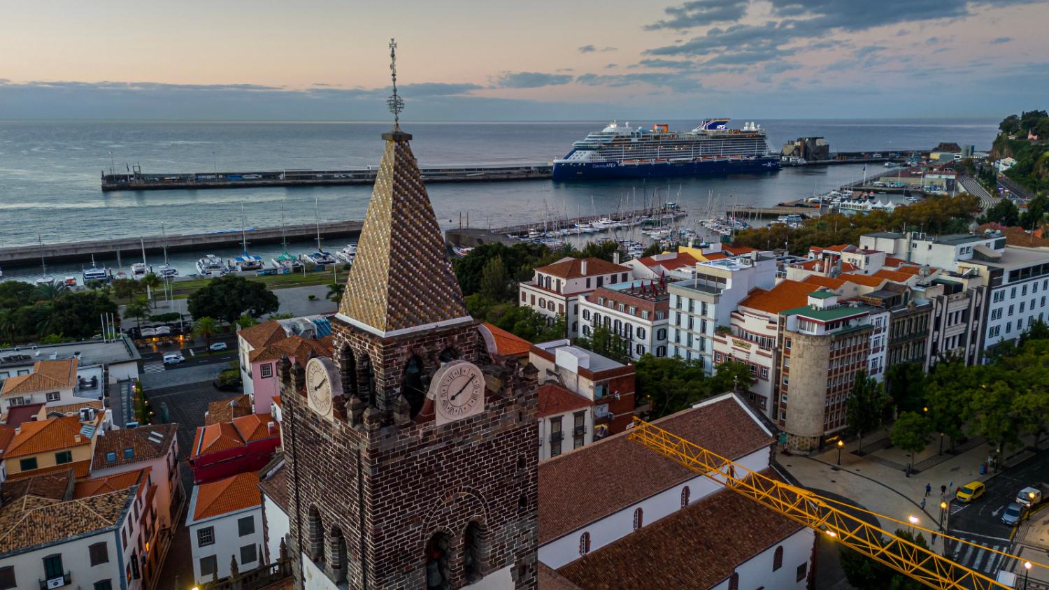 ‘Celebrity Apex’ repousa sobre as águas do Porto do Funchal (com fotos)