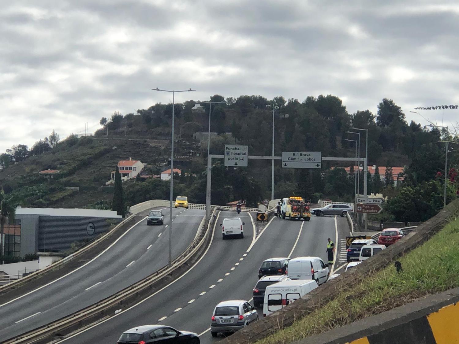 Acidente na via rápida congestiona trânsito junto à saída do Caminho do Pilar (com fotos)