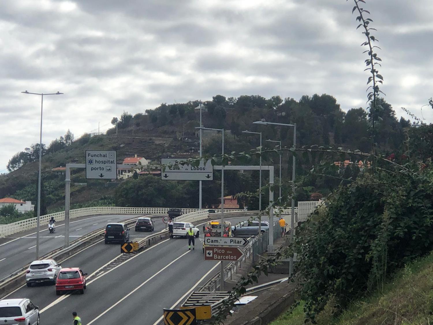 Acidente na via rápida congestiona trânsito junto à saída do Caminho do Pilar (com fotos)