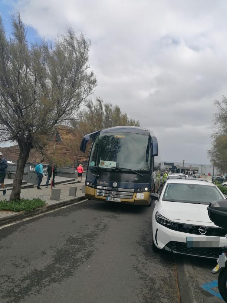 Carros mal-estacionados deixam trânsito bloqueado no Porto Moniz (com fotos)