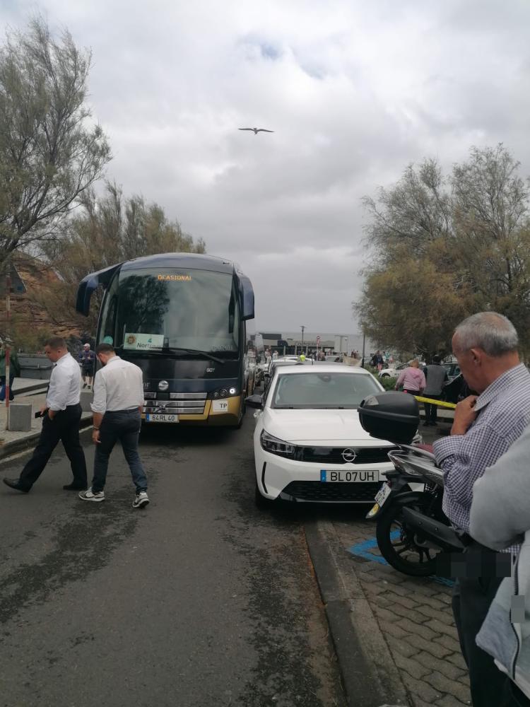 Carros mal-estacionados deixam trânsito bloqueado no Porto Moniz (com fotos)