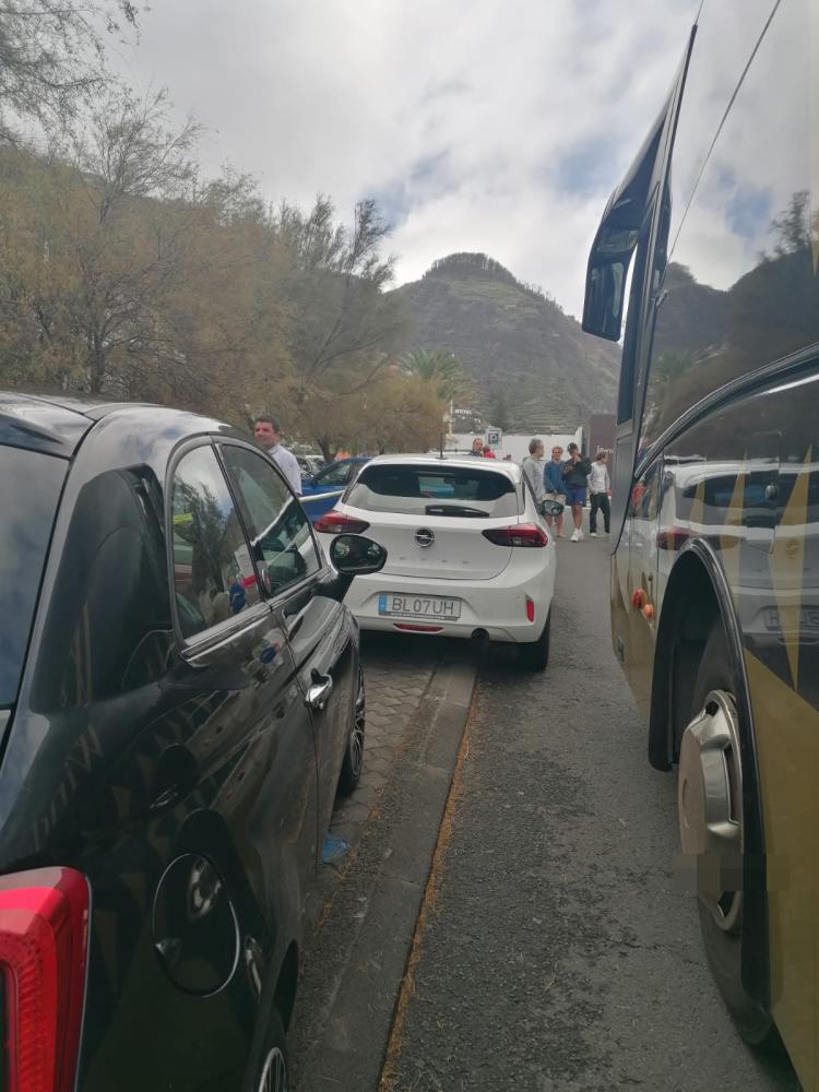 Carros mal-estacionados deixam trânsito bloqueado no Porto Moniz (com fotos)