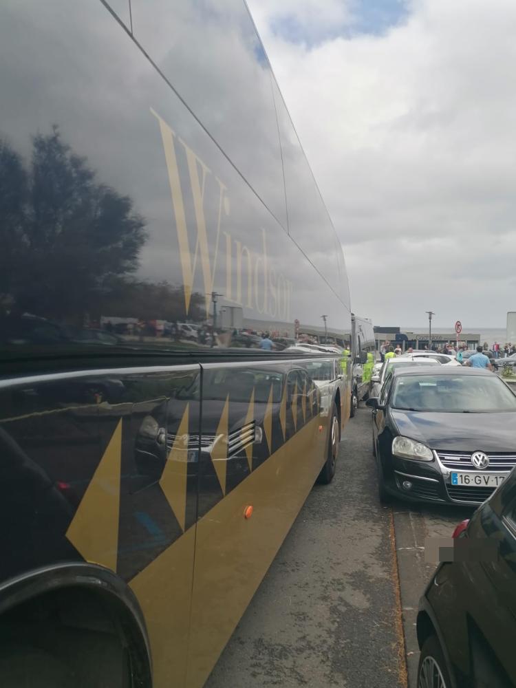 Carros mal-estacionados deixam trânsito bloqueado no Porto Moniz (com fotos)